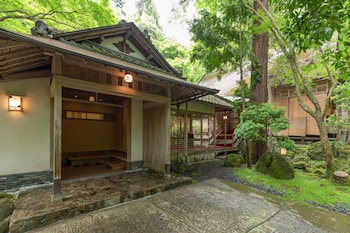 Nara Kasugaokuyama Tsukihitei