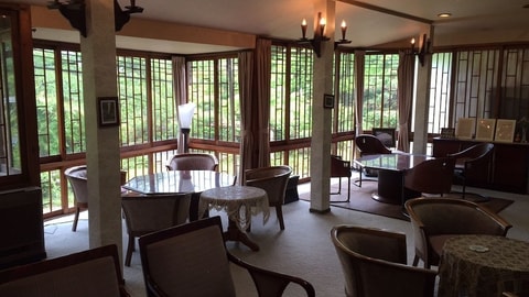 Lobby lounge