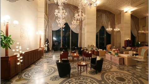 Lobby lounge