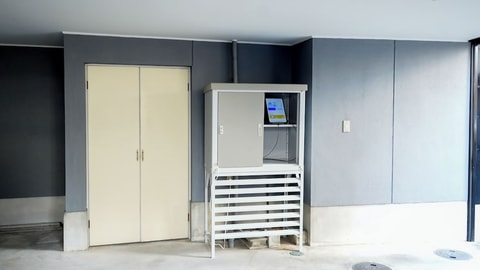 Check-in/check-out kiosk