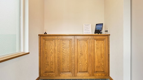 Check-in/check-out kiosk