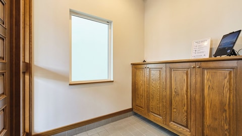 Check-in/check-out kiosk
