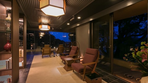 Lobby lounge