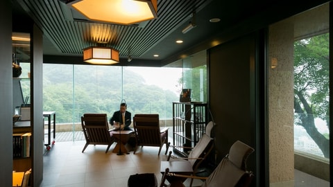Lobby lounge