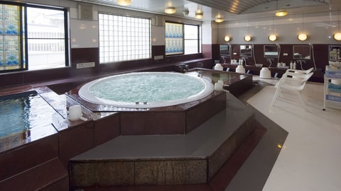 Indoor spa tub