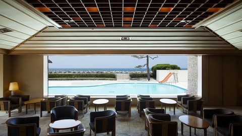 Lobby lounge
