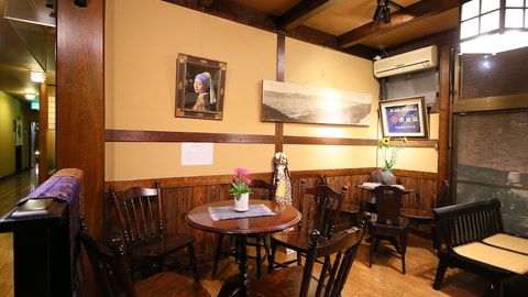 Lobby lounge