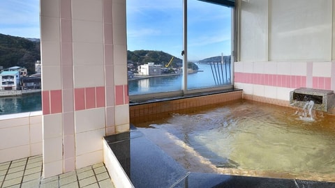 Indoor spa tub