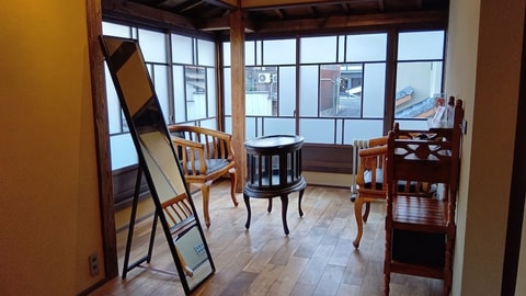 Lobby lounge