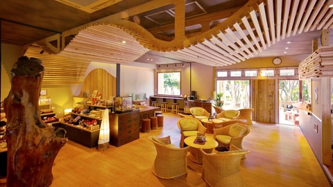 Lobby lounge