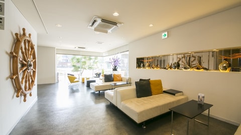 Lobby lounge