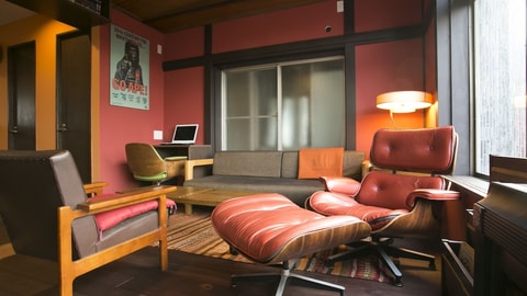 Lobby lounge