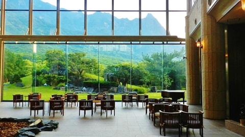 Lobby lounge