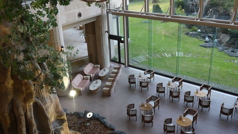 Lobby lounge