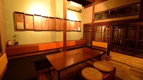 Lobby lounge