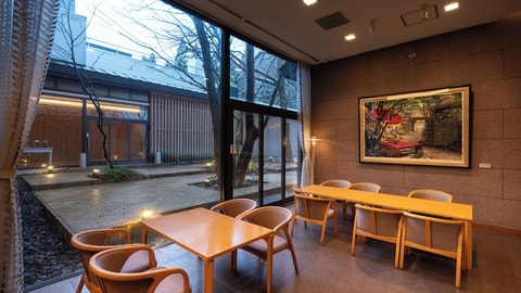 Lobby lounge