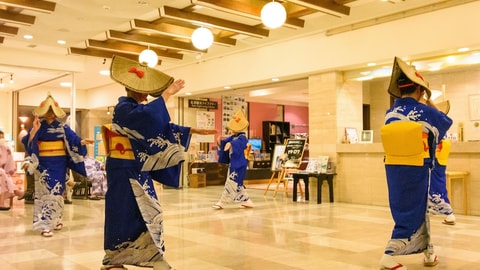 Lobby lounge