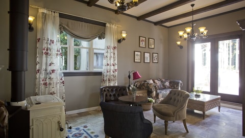 Lobby lounge