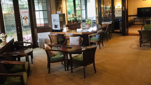 Lobby lounge