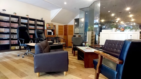 Lobby lounge