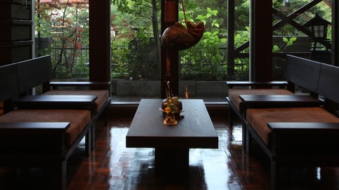 Lobby lounge