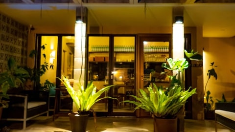 Lobby lounge