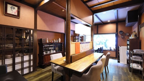 Lobby lounge