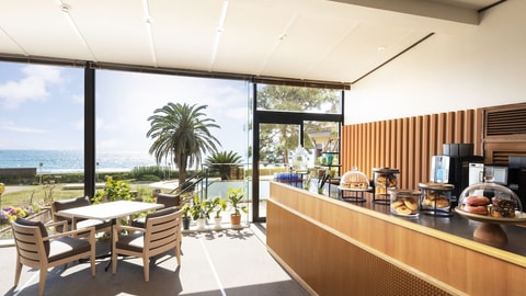 Lobby lounge
