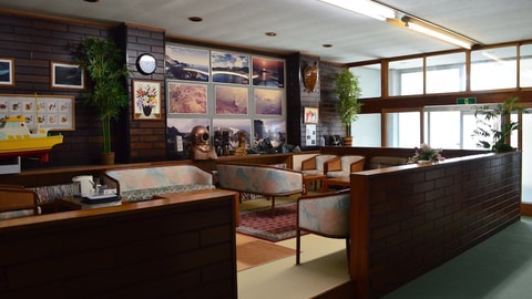 Lobby lounge