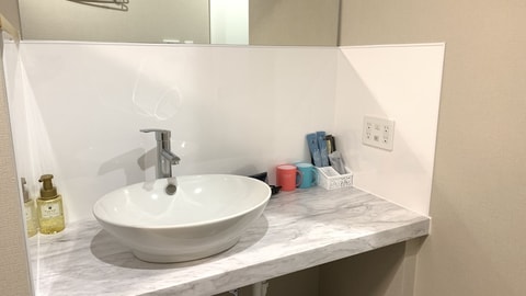 Bathroom sink