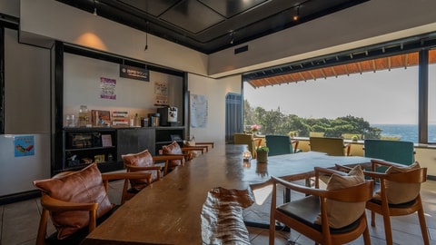 Lobby lounge