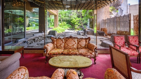 Lobby lounge