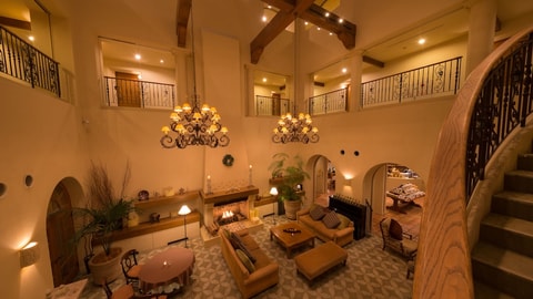Lobby lounge