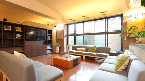 Lobby lounge
