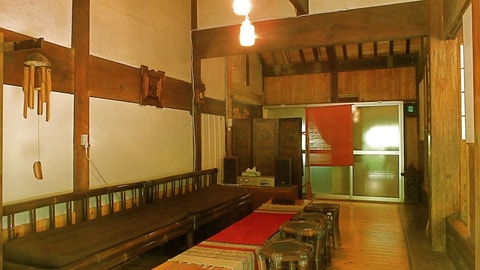 Lobby lounge