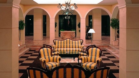 Lobby lounge